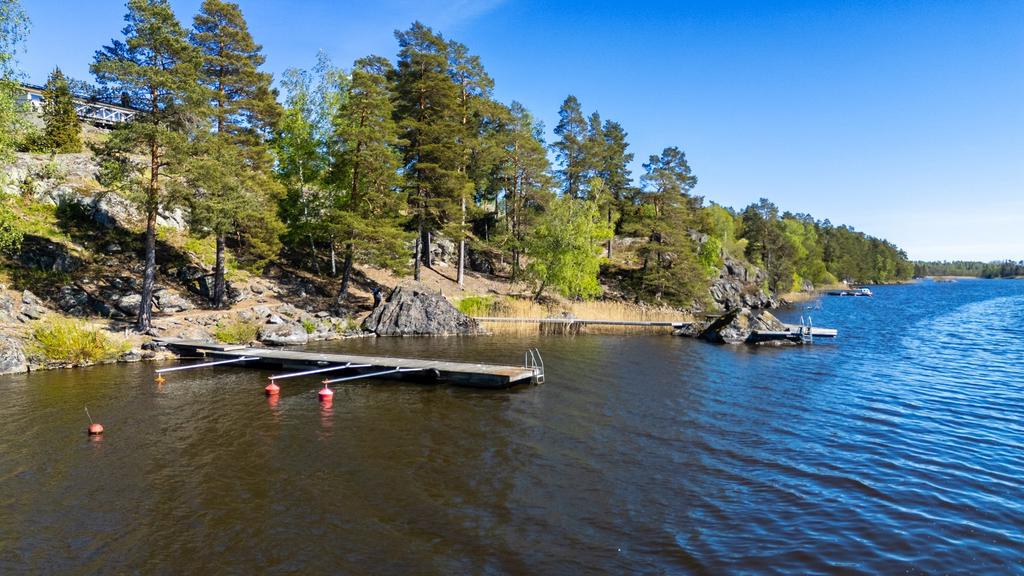 Båtbrygga och badbrygga vid stenen