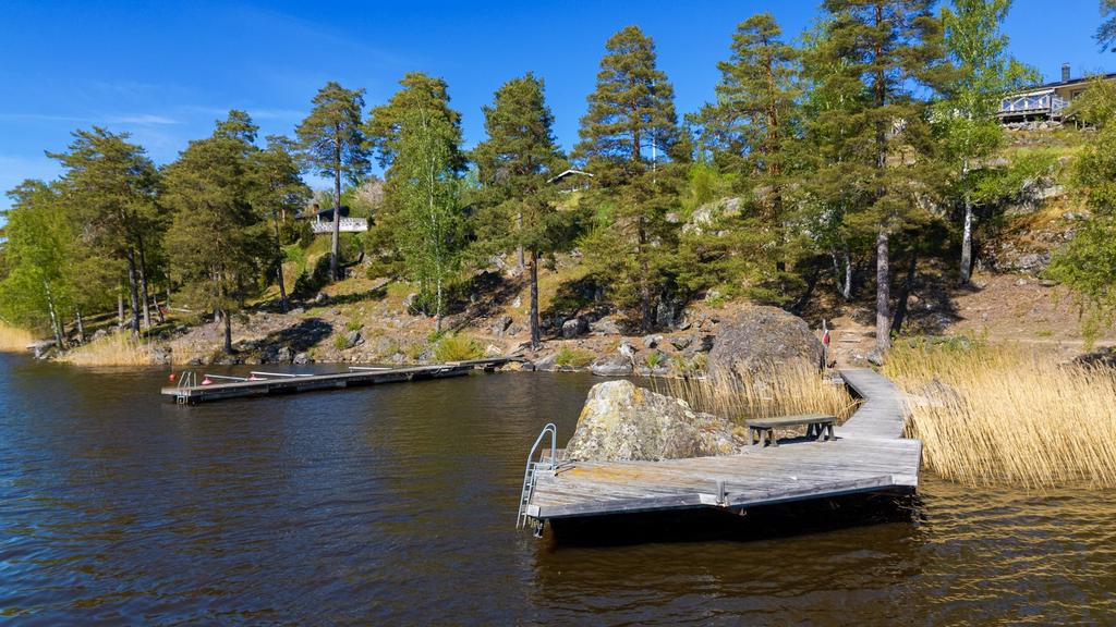 Sjölinjen vid Båven är skyddad av naturlig vegetation och sträcker sig utmed hela området med flera bad- och båtbryggor