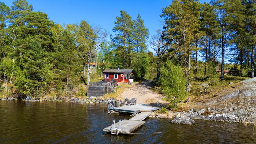 Bastustuga för områdets medlemmar med uteplats och badbrygga