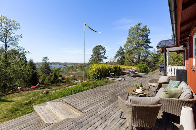 Välkommen till Fejbol Fyrbergsvägen 37 med högt läge och ljuvlig vy över Båven!