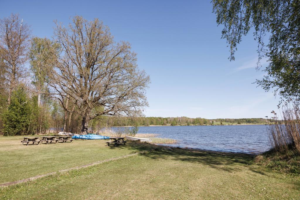 Liten badstrand och picknickytor