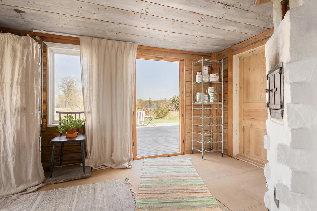 F.d. matrum under renovering med utgång till baksidans uteplats. Eldstad finns.