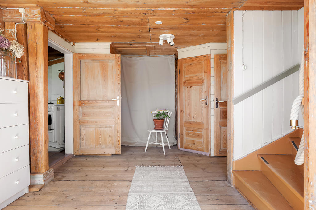 Från hallen nås kök, rummet rakt fram är under renovering, matsal in till högen och trapp till övervåning