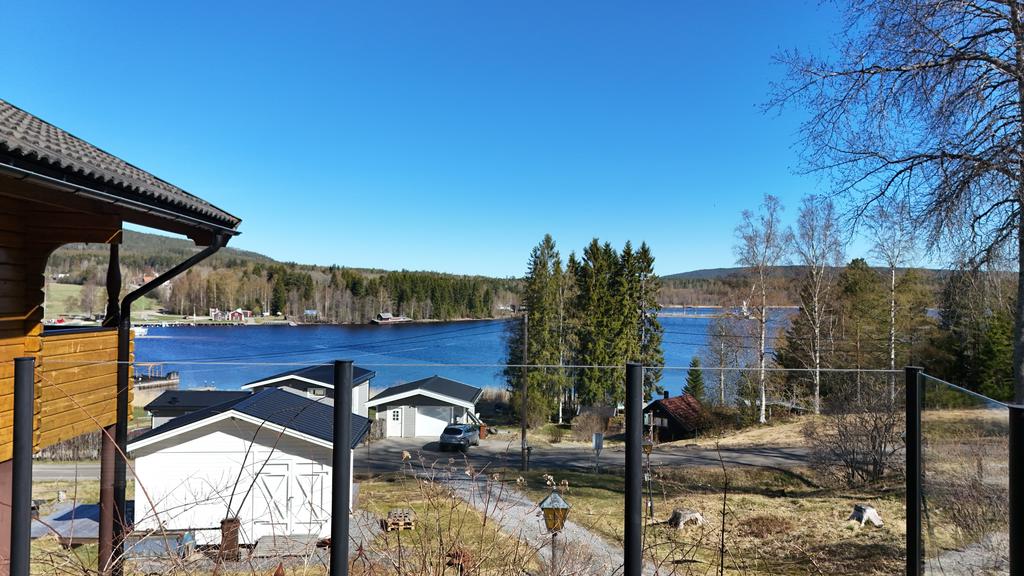 Utsikt över havet med smakfulla glasräcken. 
Uteplats i bästa sydvästläge. 