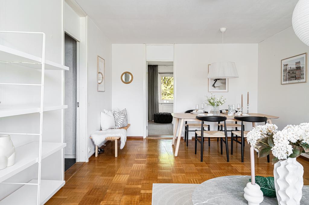 Vardagsrummet med sovrummet i anslutning