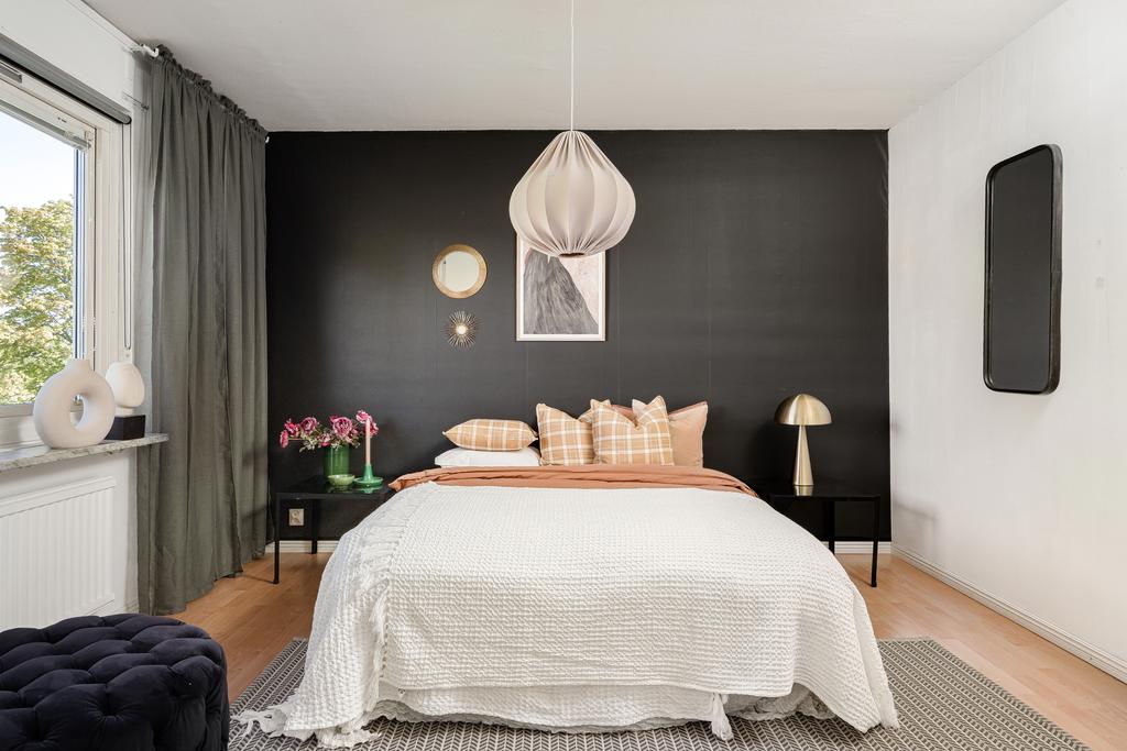 Sovrum med plats för dubbelsäng