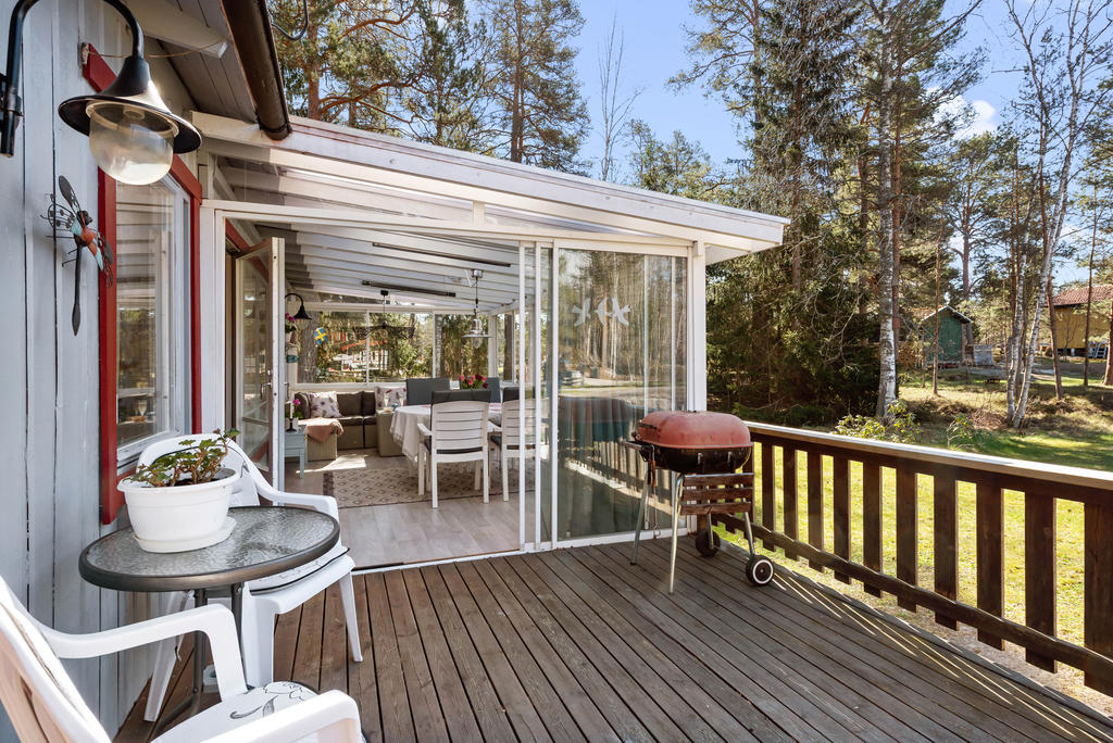 Huset har både en öppen veranda och en inglasad.
