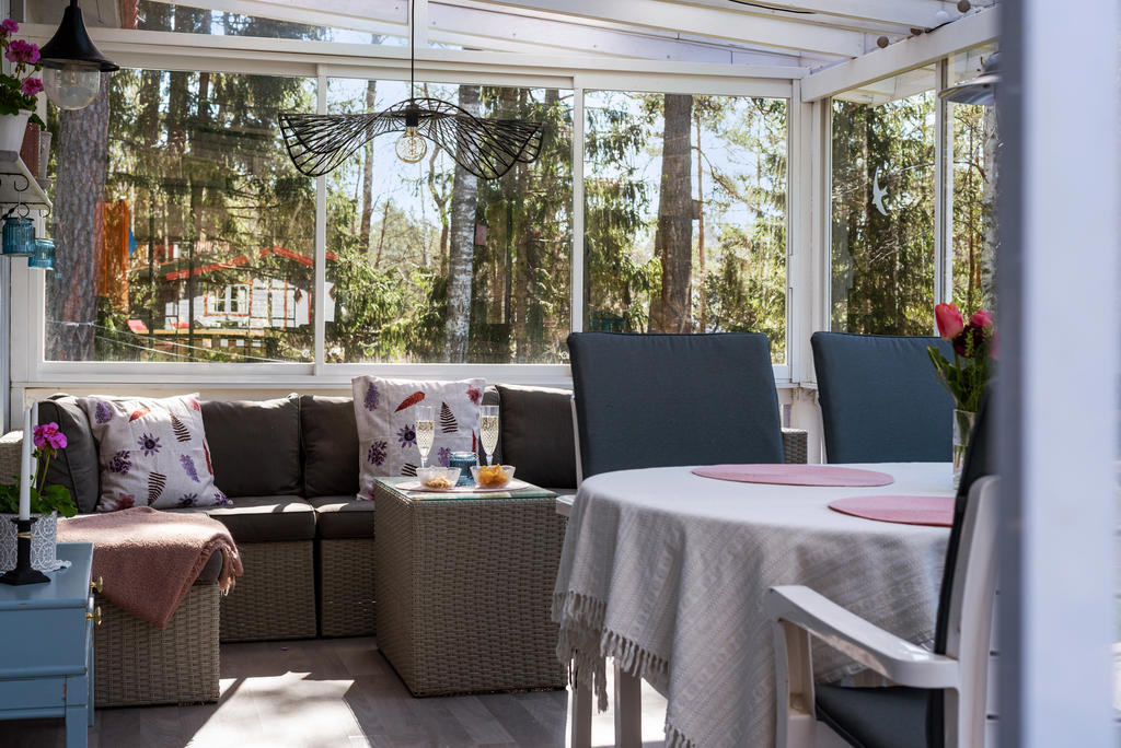Plats för både soffhäng och matplats på den inglasade verandan.