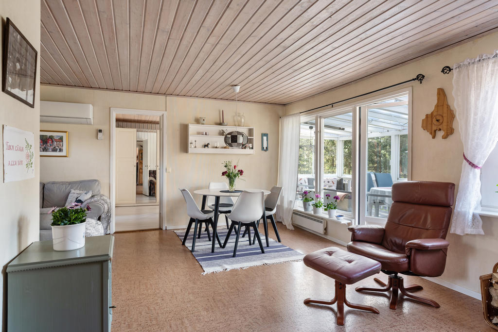 Öppen planlösning med plats för mat- och soffgrupp.