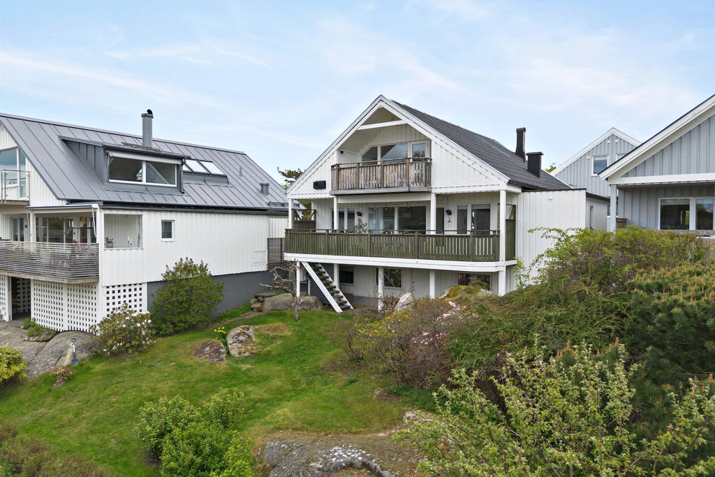 Trappan från balkong/terrass tar dig enkelt till utemiljö och källare