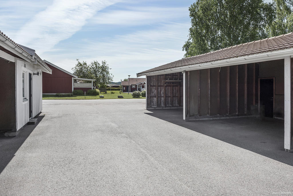 Carportlänga med en plats till varje lägenhet