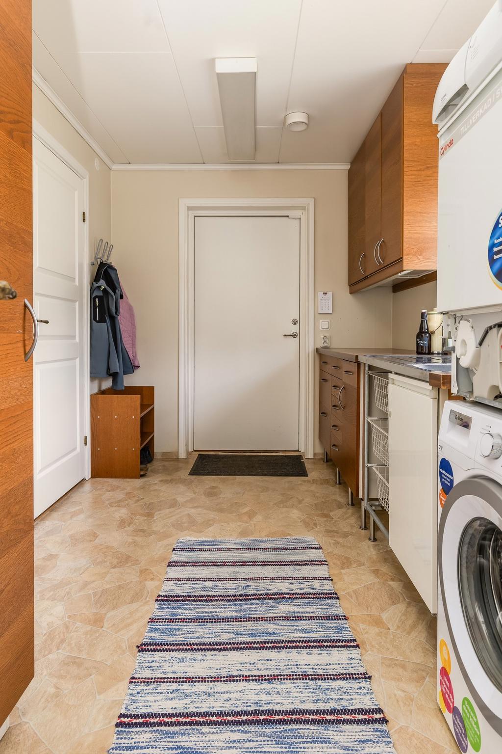 Tvättstuga med groventré och klädkammare.