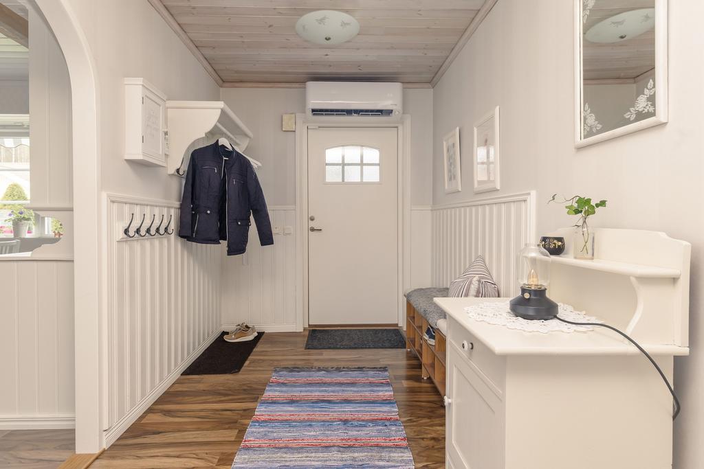 Rymlig hall med plats för avhängning.
