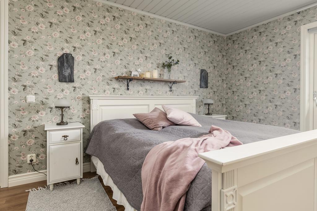 Sovrum 4 med garderober och utgång till altan med nedsänkt spabad.