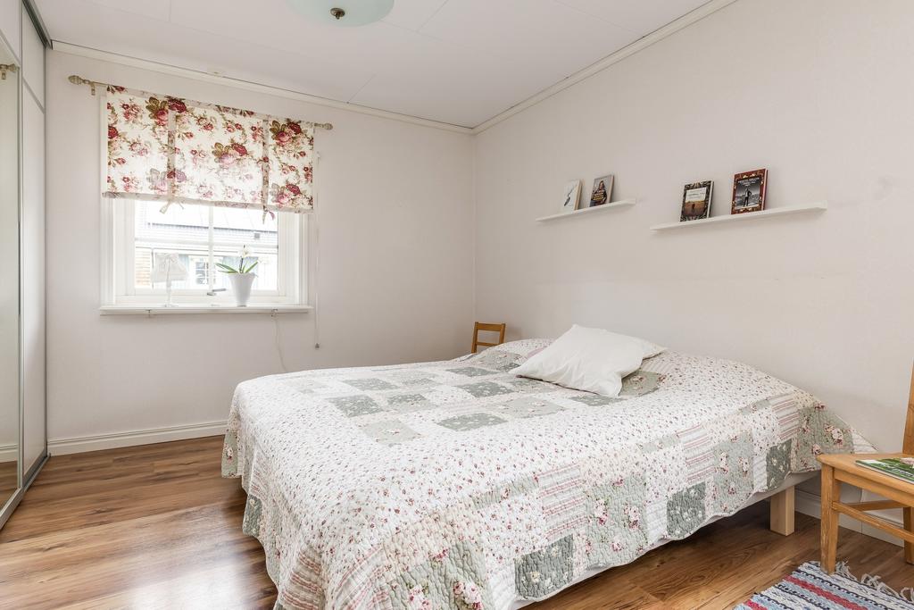 Sovrum 1 med 4st garderober