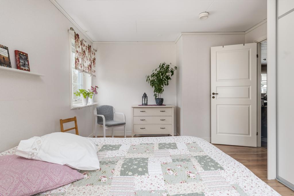 Sovrum 1 med 4st garderober