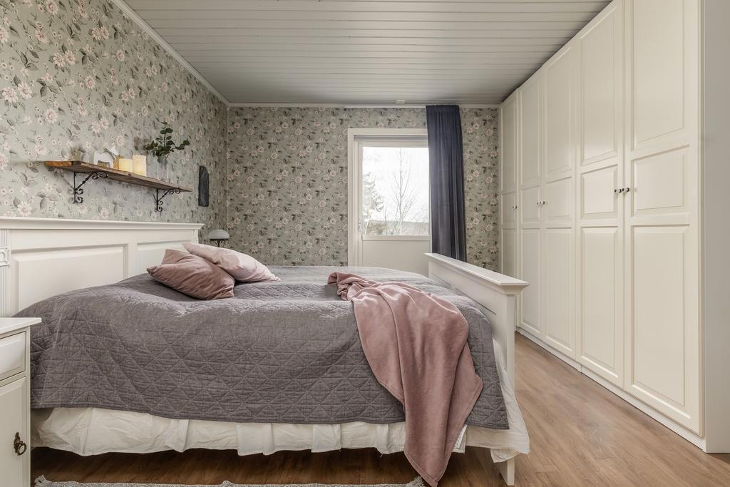 Sovrum 4 med garderober och utgång till altan med nedsänkt spabad.