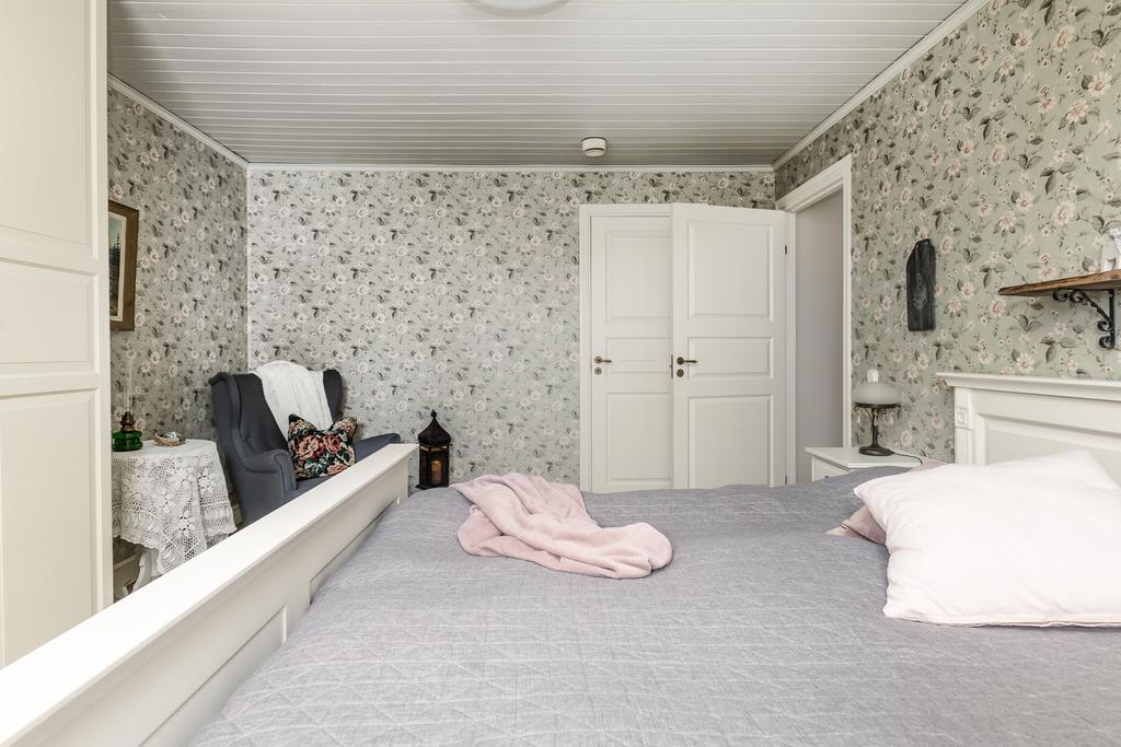 Sovrum 4 med garderober och utgång till altan med nedsänkt spabad.