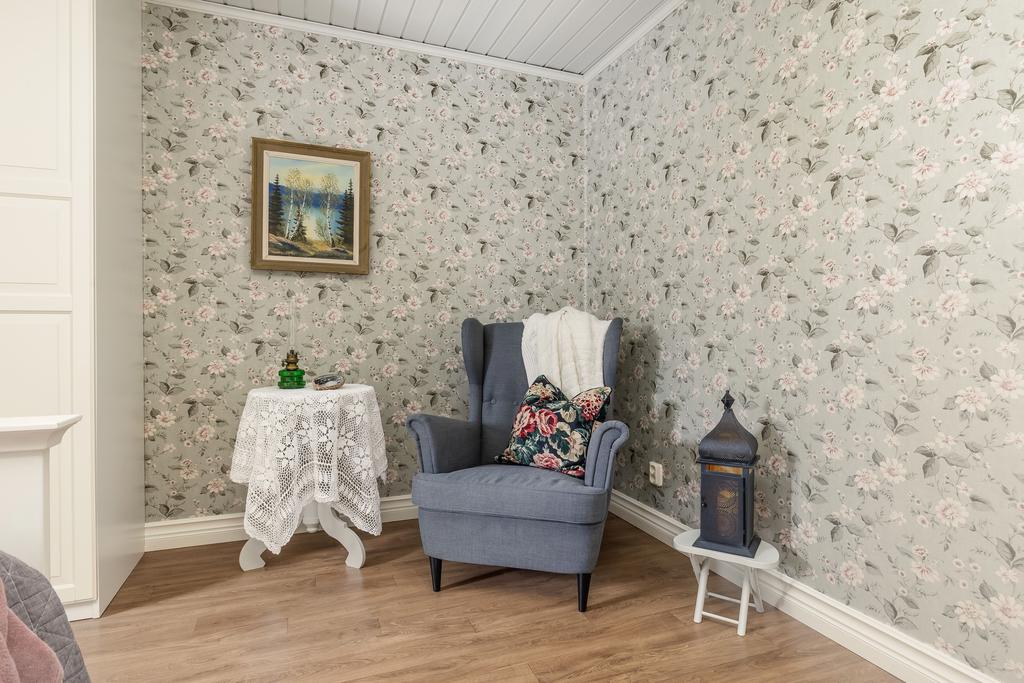 Sovrum 4 med garderober och utgång till altan med nedsänkt spabad.