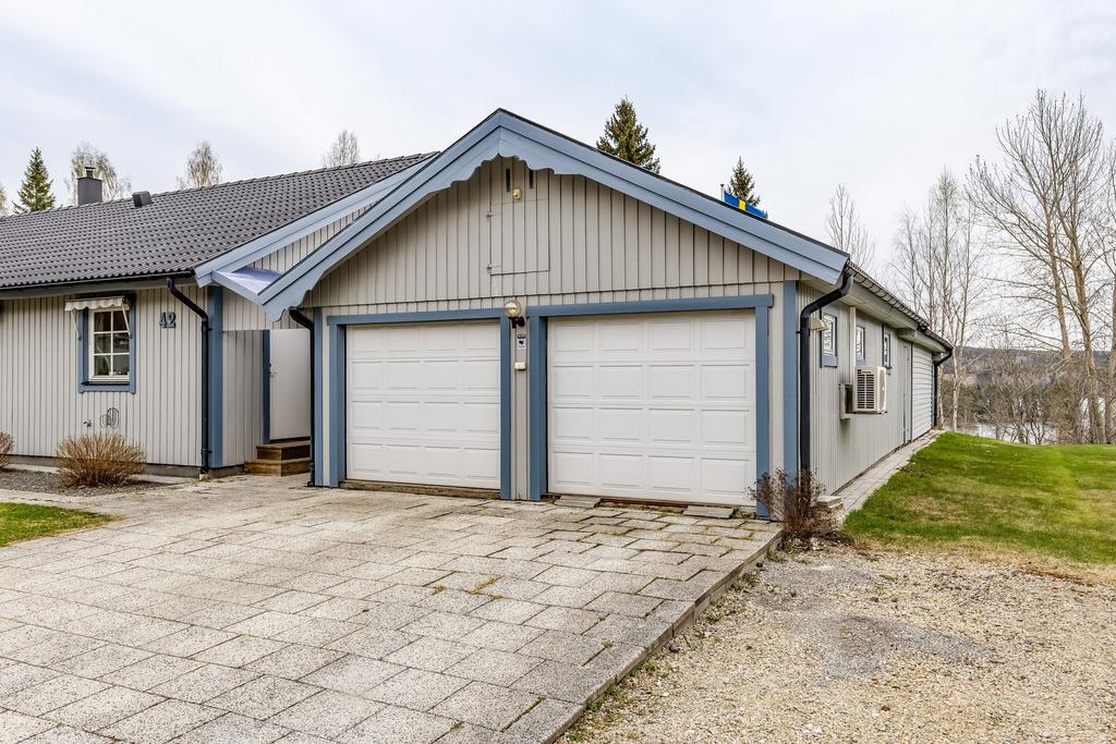 Dubbelgarage med stenlagd infart