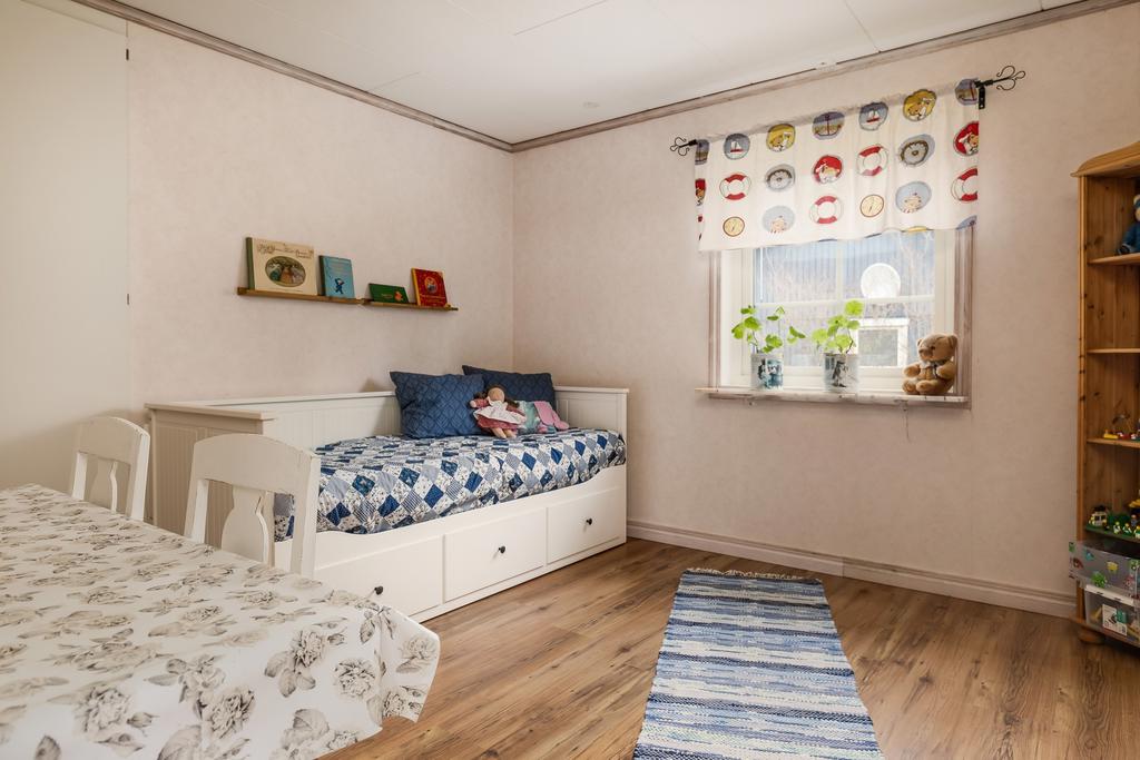 Sovrum 2 med 2st garderober.