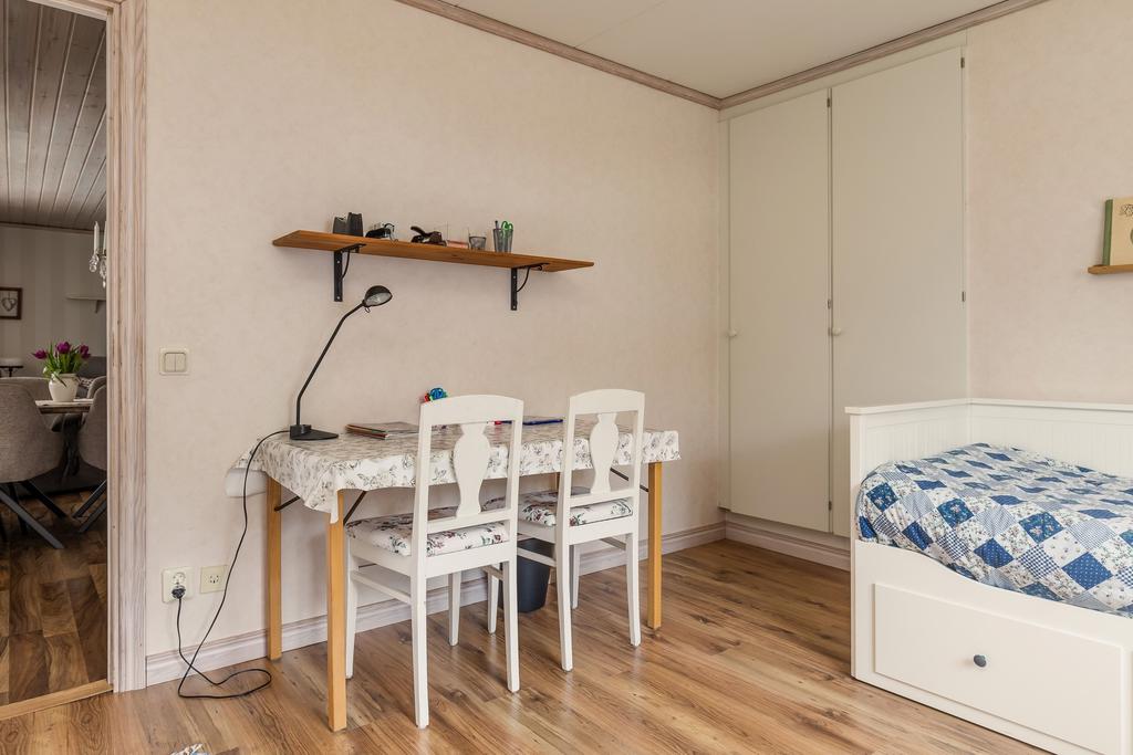 Sovrum 2 med 2st garderober.