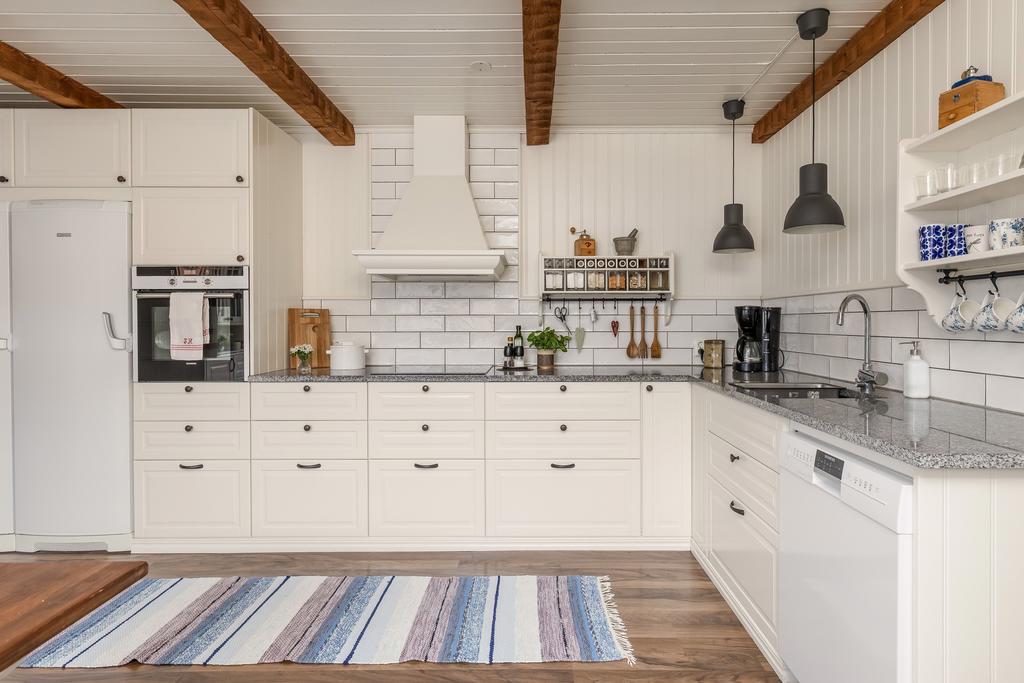 Rymligt kök med burspråk.