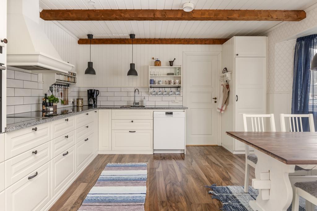 Rymligt kök med burspråk.