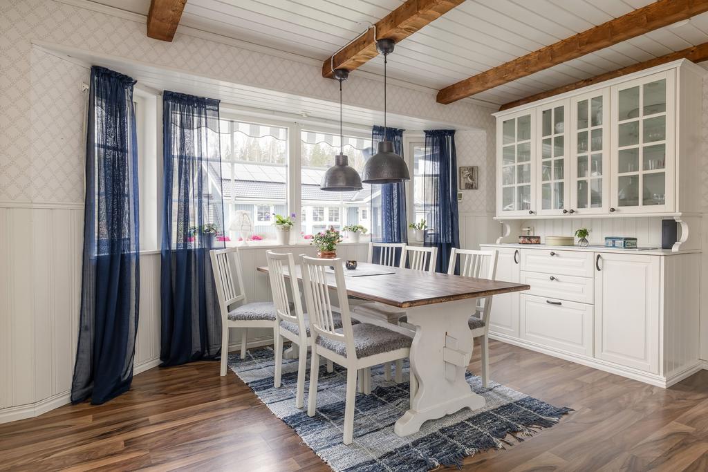 Rymligt kök med burspråk.