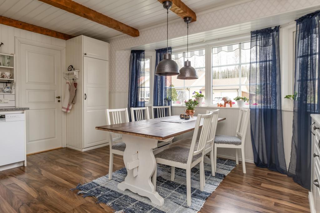 Rymligt kök med burspråk.