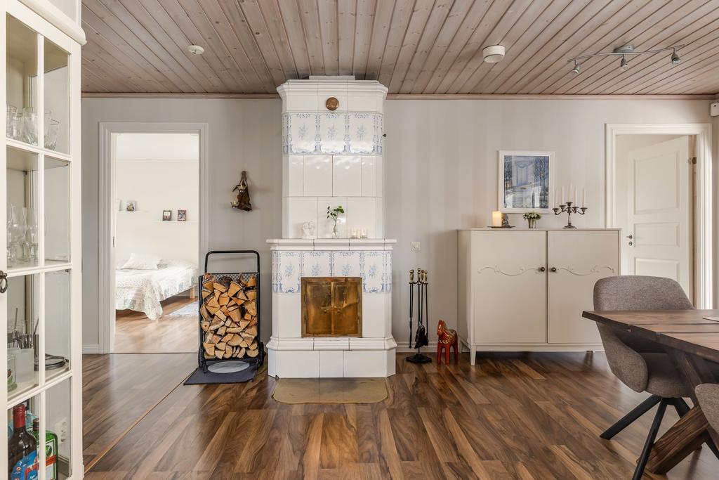 Vardagsrum med kakelugn 