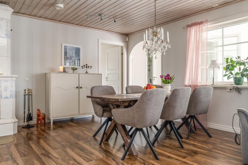 Vardagsrum med kakelugn 