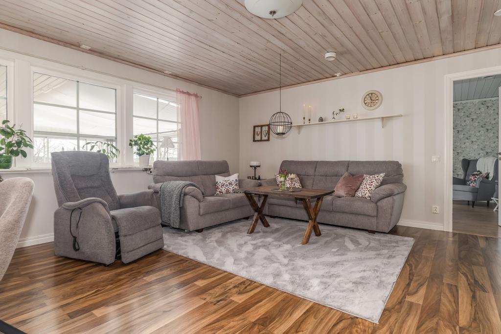 Vardagsrum med kakelugn.