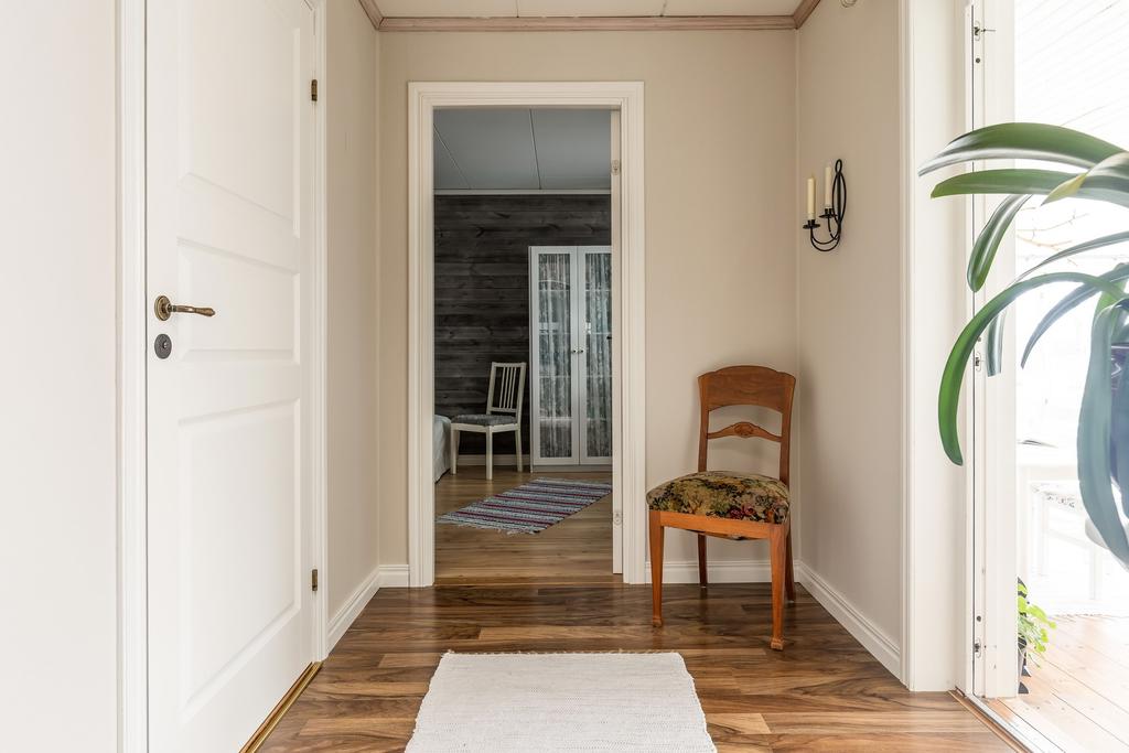 Hall 2 med utgång till inglasat uterum. 