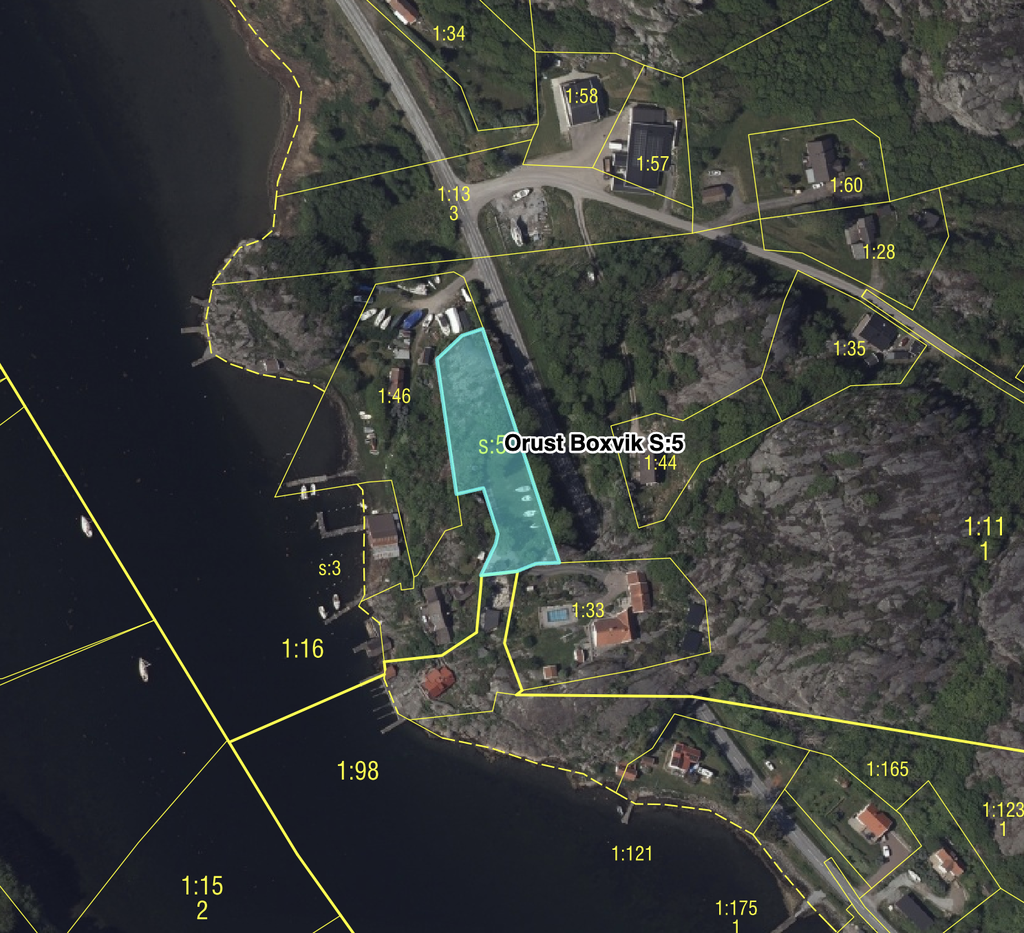 Fastigheten har även del i samfälld mark nedan huset