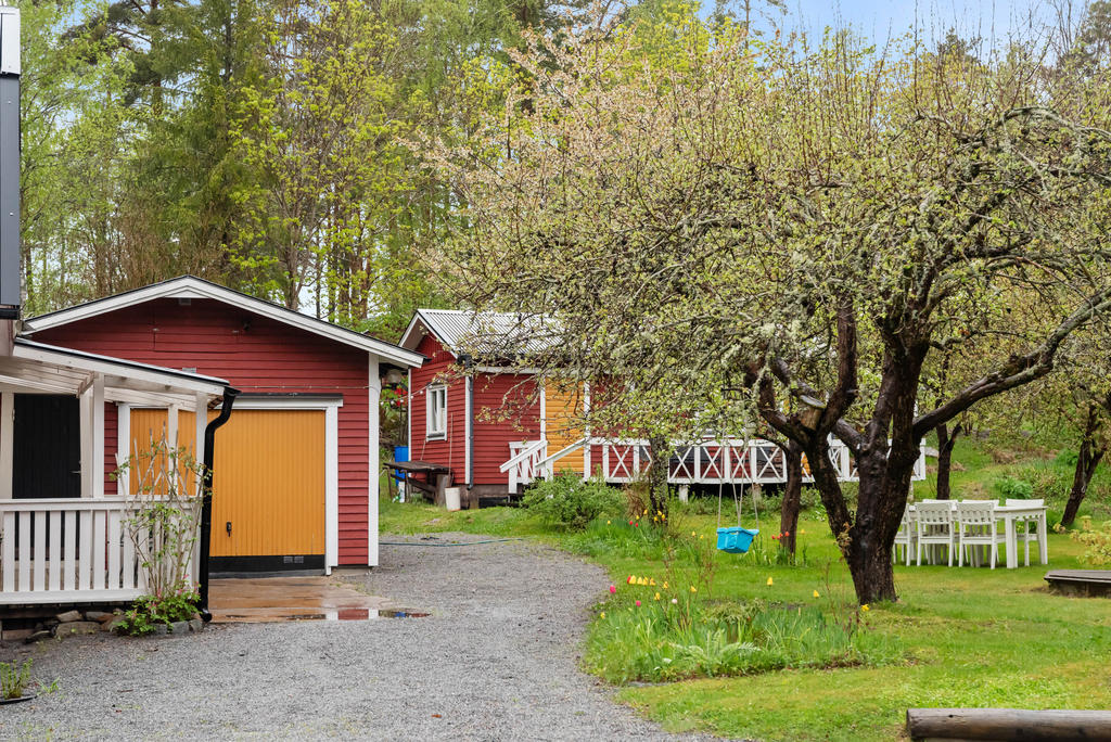 På gråden finns garage och uthus