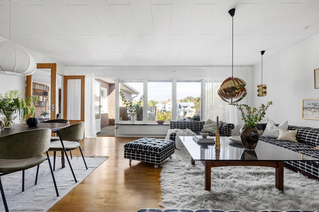 Huset erbjuder fyra härliga sällskapsrum, två på var våning
