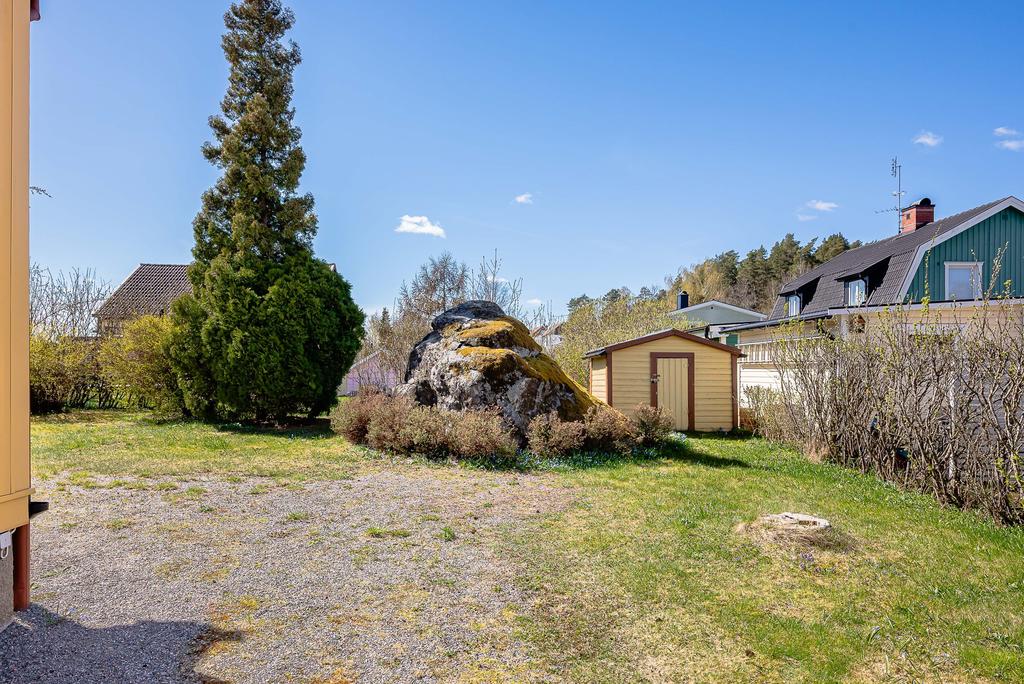 Förrådsbod bakom berget