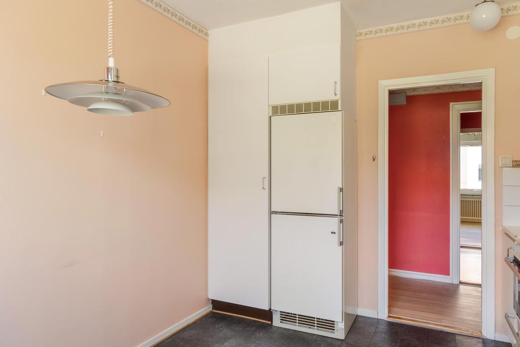 Plats för mindre matbord. Ytskikt och utrustning av äldre standard.