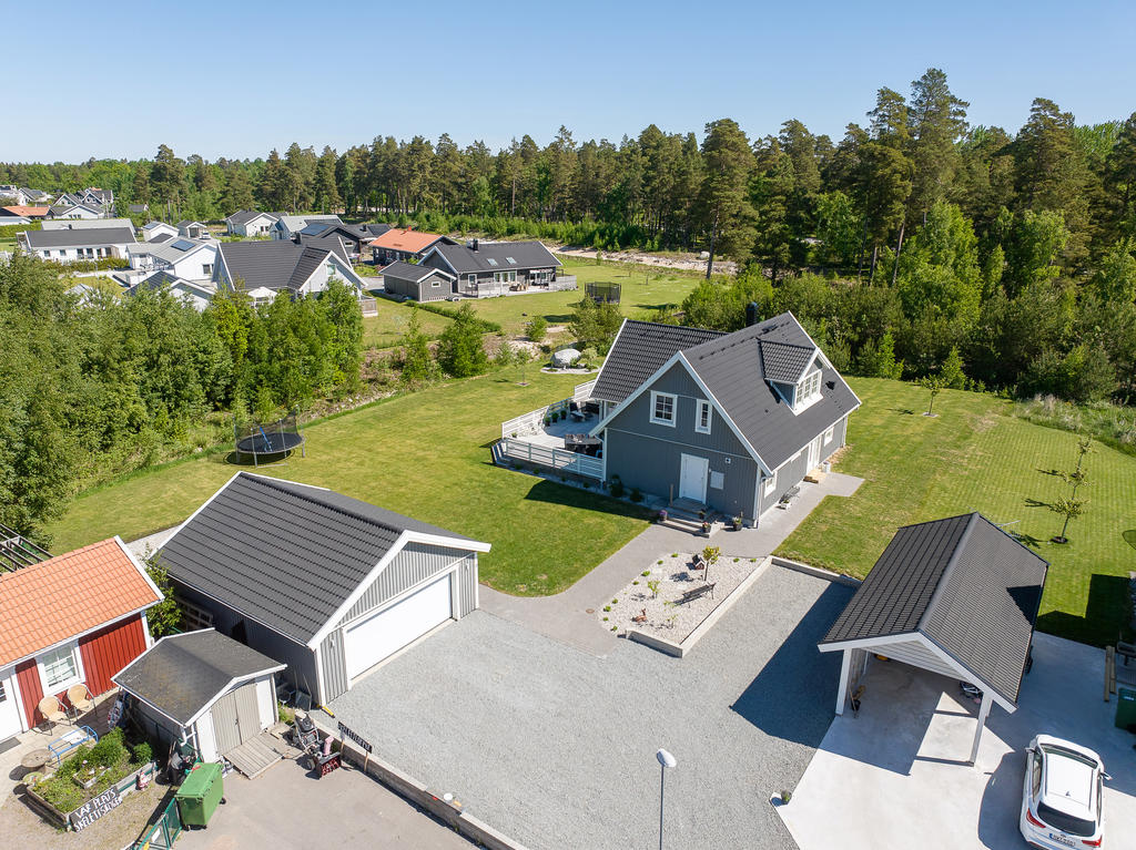 Rejäl uppfart med gott om plats