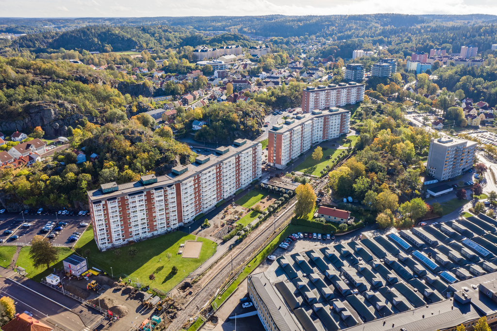 Läget är centralt i Uddevalla med utmärkta kommunikationer såsom tågförbindelse Östra Station precis utanför bostadshuset