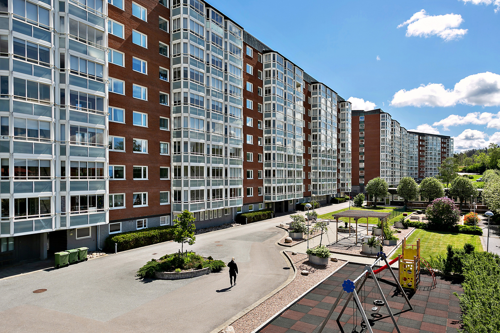 På kort promenadavstånd når du centrum, service, restauranger och annan vardaglig bekvämlighet