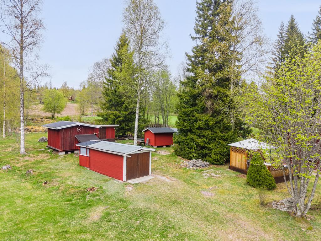 Flera byggnader med gott om förvaringsmöjligheter
