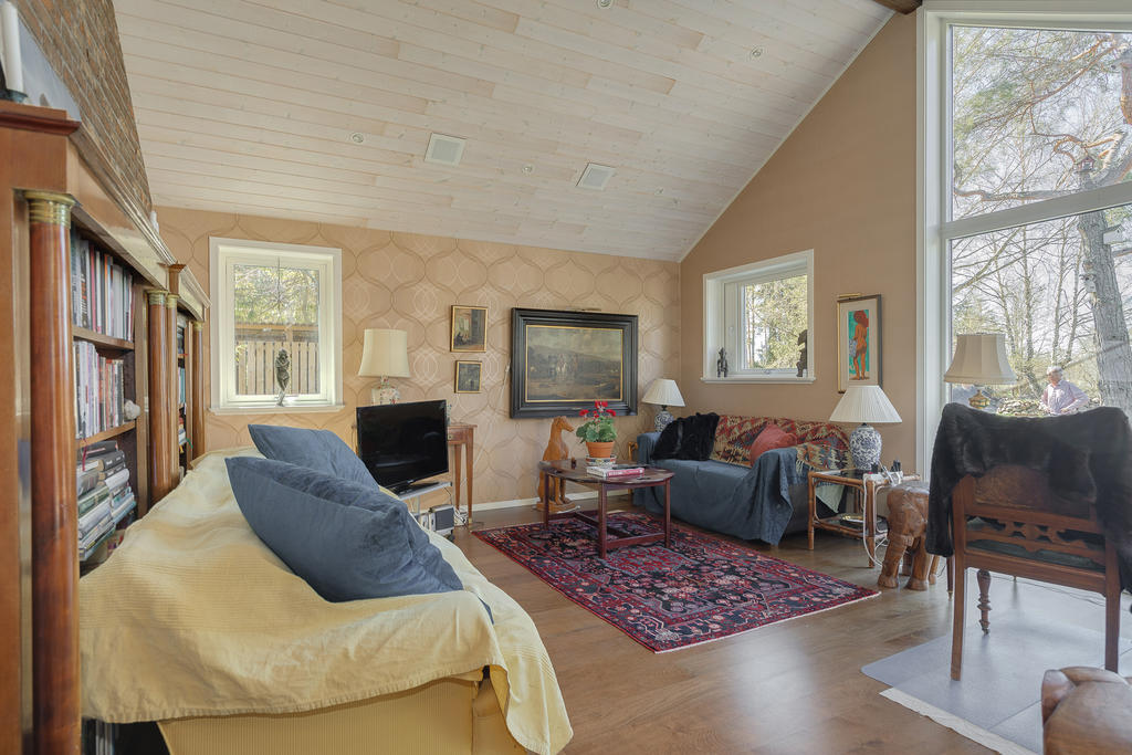 Ett av allrummen.  Stora fönster ger ett härligt ljus