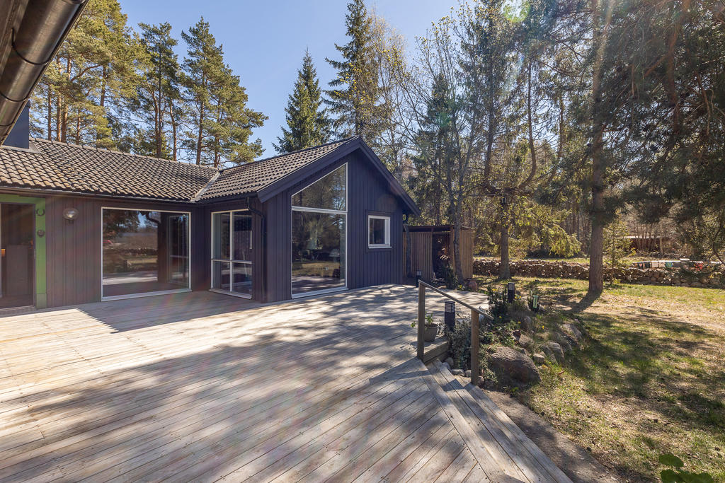 Stora glasytor och stor altan för grill och långbord