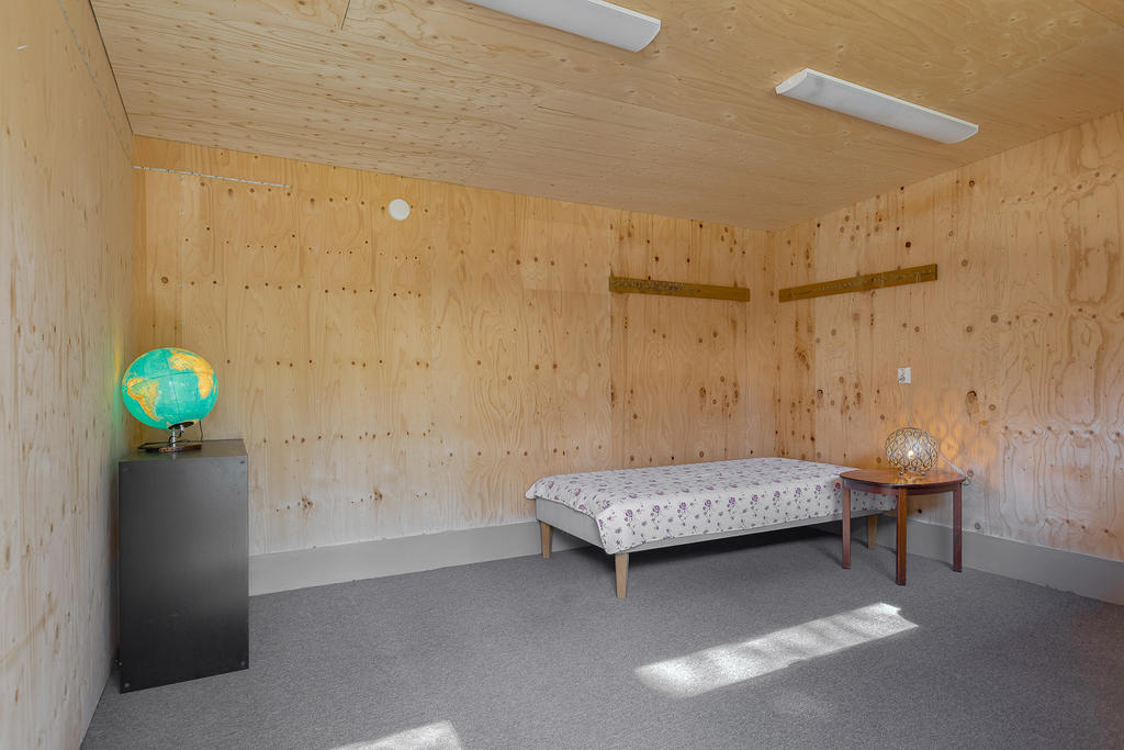 Det isolerade gästrummet i förrådslängan