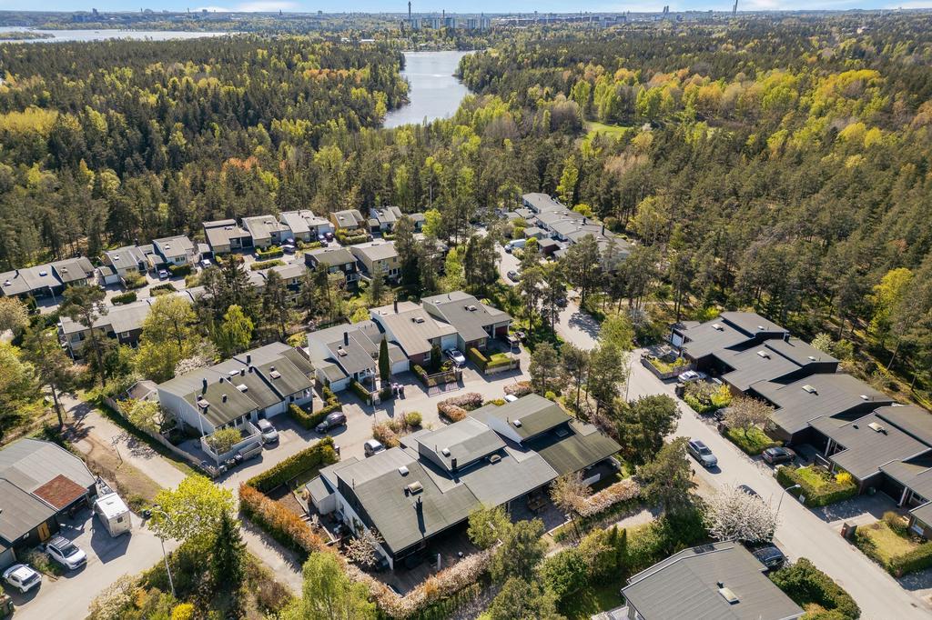 Närhet till Breviksbadet och Kottlasjön med möjlighet till bad och skridsko samt skidåkning, vintertid