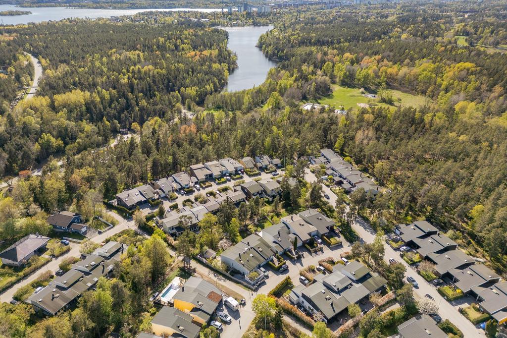 Breviksbadet och Kottlasjön på bekvämt gångavstånd från huset