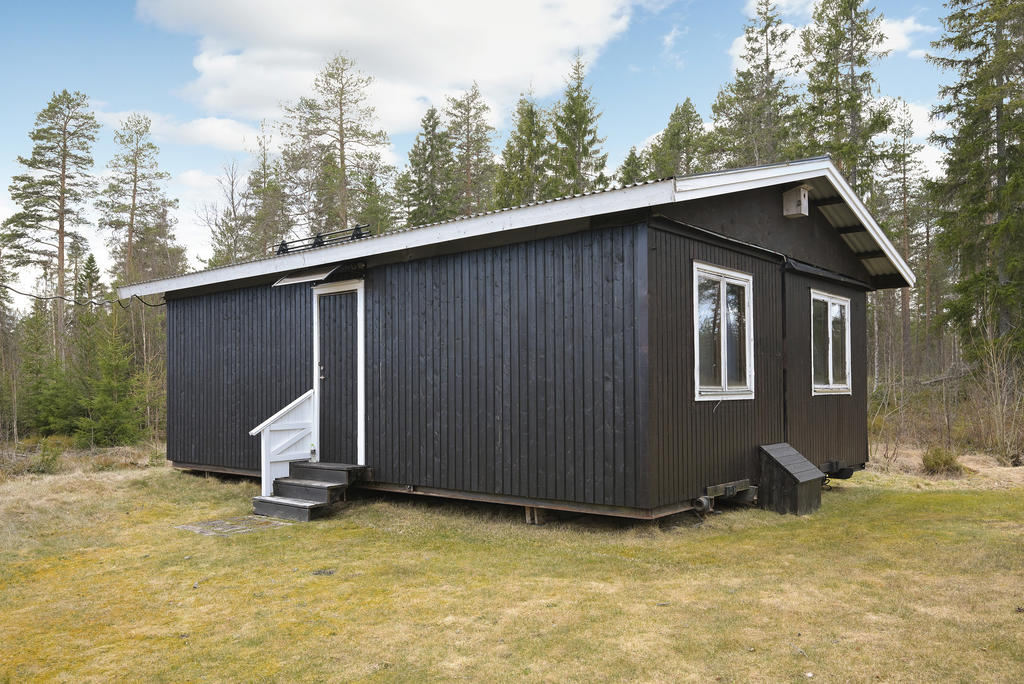 2 hopbyggda baracker den ena delen inredd