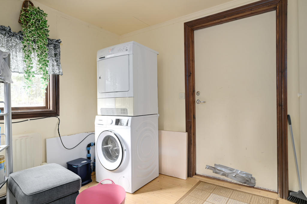 Tvättavdelning med förråd sammanbyggt med garaget